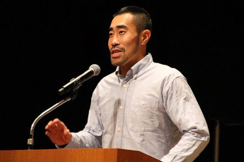 Tomoaki Hamatsu, känd som Nasubi, håller ett tal