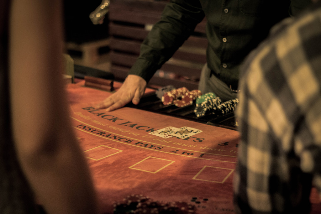 dealer med kort på bordet